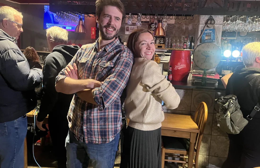 Els caps de llista de Desperta Laurèdia, Cerni Cairat i Sofia Cortesao, eufòrics després de la victòria, que celebren al Bare Nostrum, convertit en quarter general reformista.