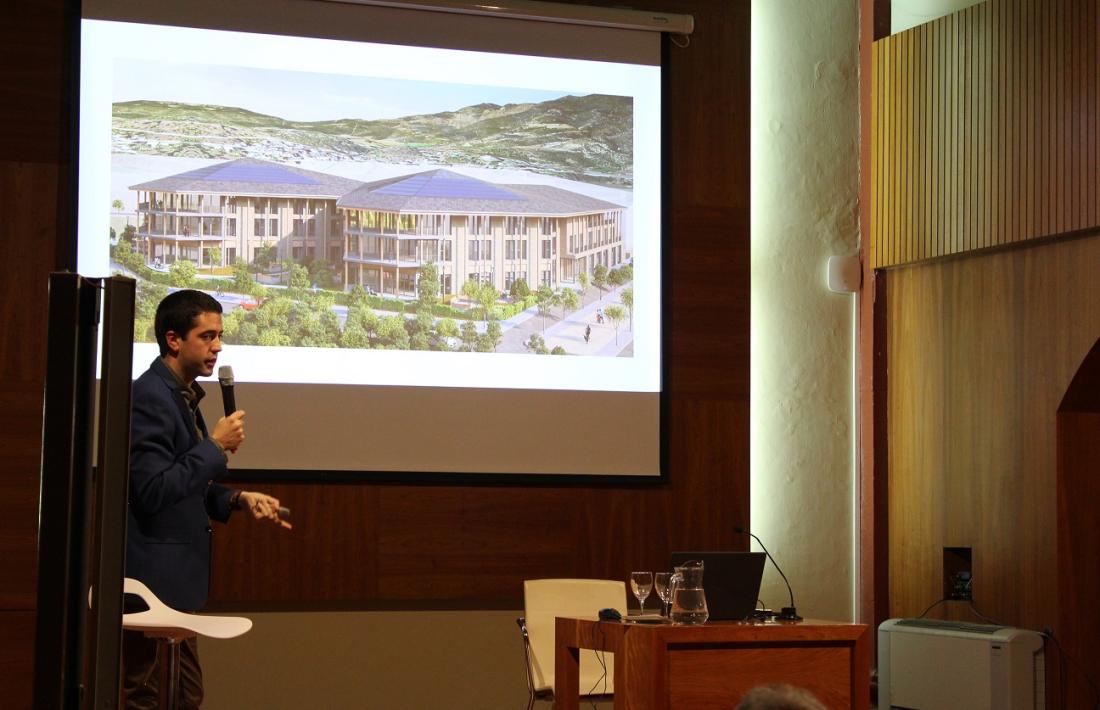 L’alcalde de la Seu, Joan Barrera, durant la presentació a ciutadans i entitats de l’avantprojecte de la residència. 