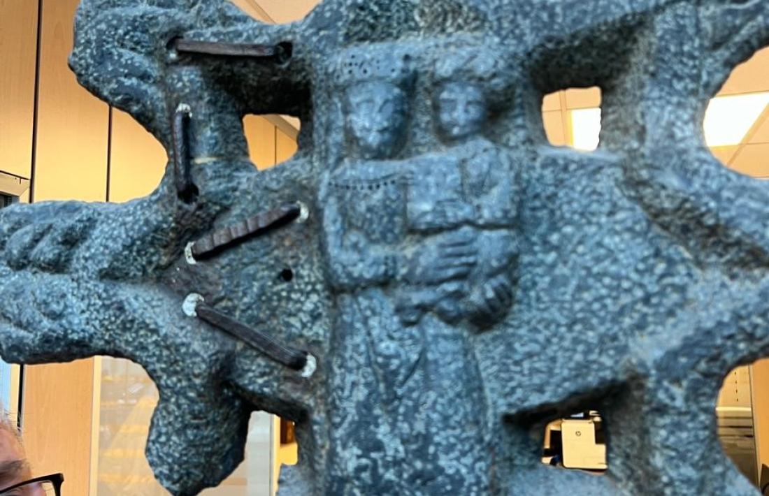 Bascompte contempla la creu original, avui dipositada al Comú de Canillo.