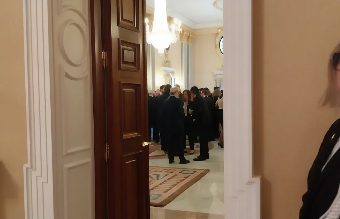 Custodiant les portes. Ni del cel ni de l’infern, però sí d’allà on s’apleguen els qui tot ho cuinen. 