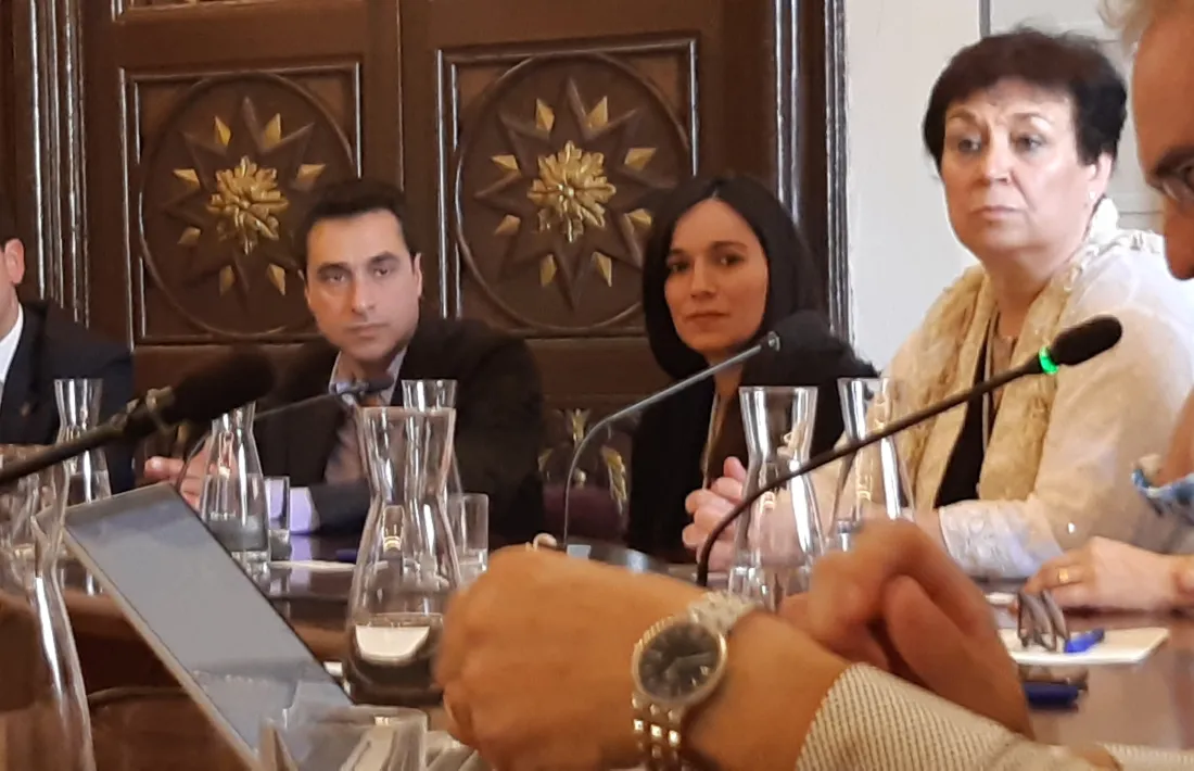 Barrera i part del seu equip s’escolten Fàbrega durant la intervenció al ple de conformació del consistori. 