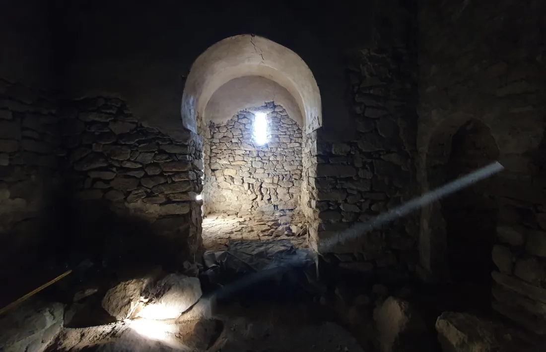 20 de desembre del 2022: coincidint amb el solstici d’estiu, un raig de sol penetra per la finestra del campanar generant aquest efecte.