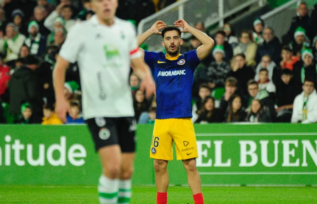 Diego Pampín es posa les mans al cap en el partit d'ahir a El Sardinero.