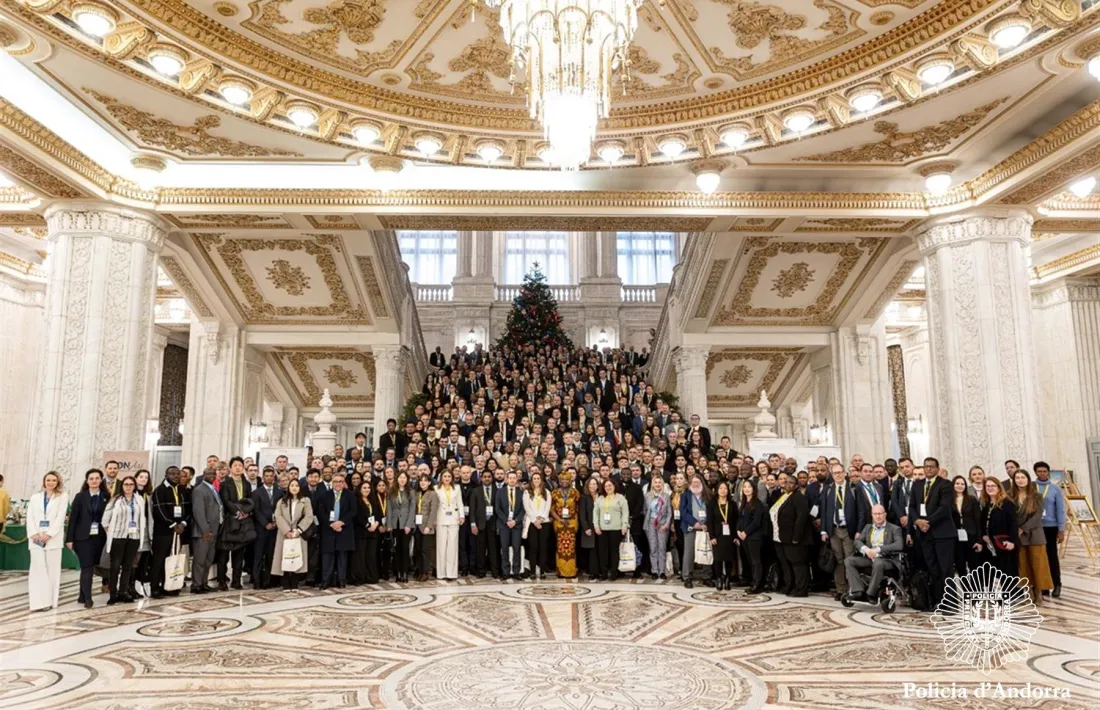 Foto de família dels participants en la conferència.