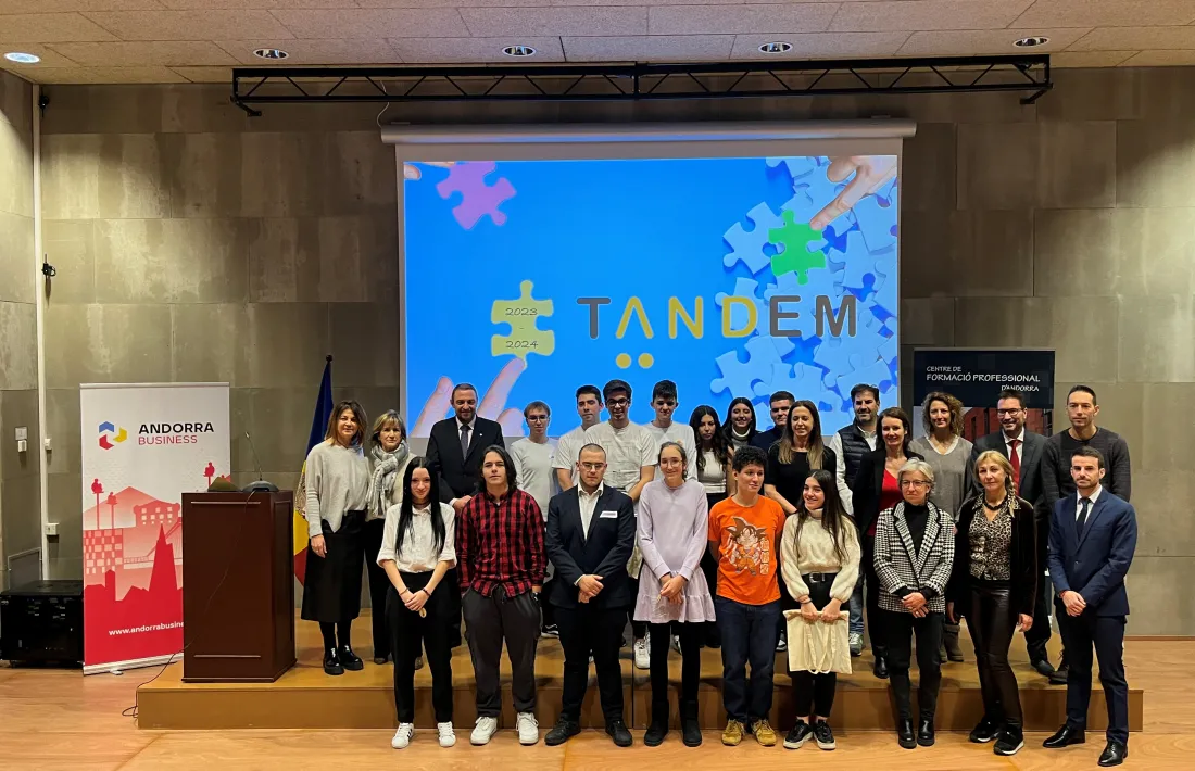 Foto de família dels guanyadors del projecte Tàndem.