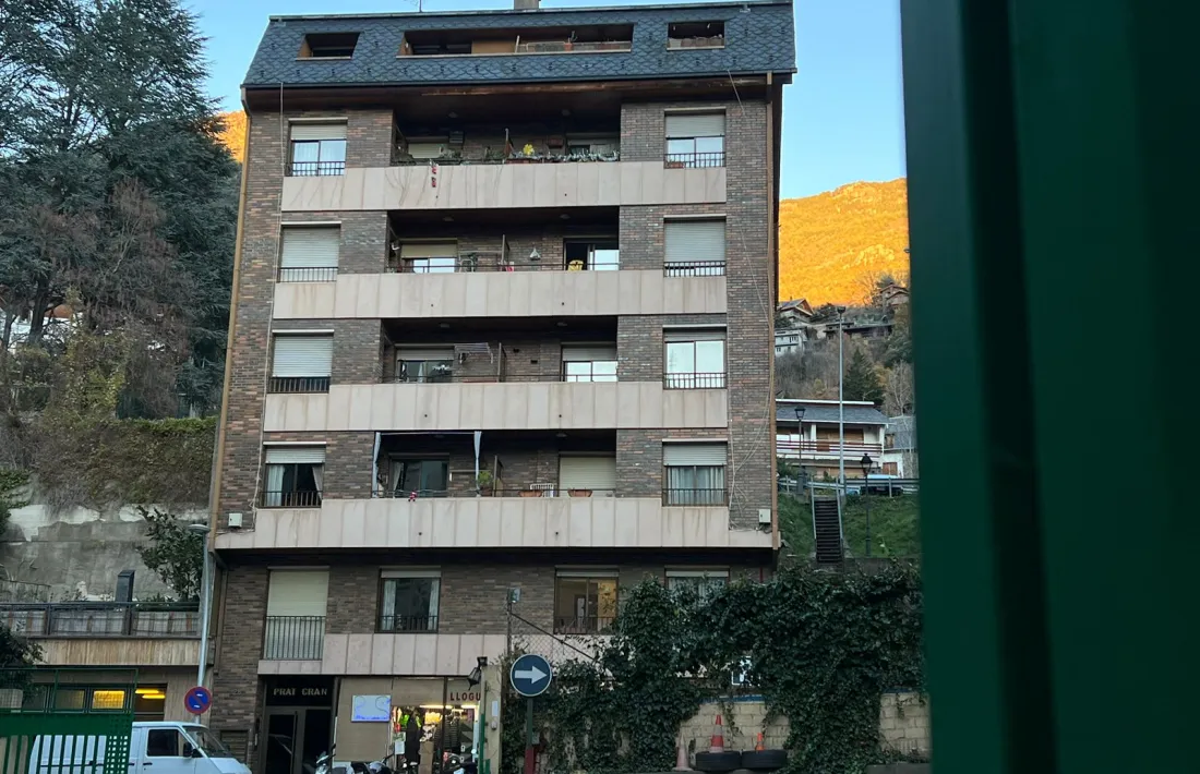 L'edifici del carrer Lòria on va produir ahir a la nit l'incendi.