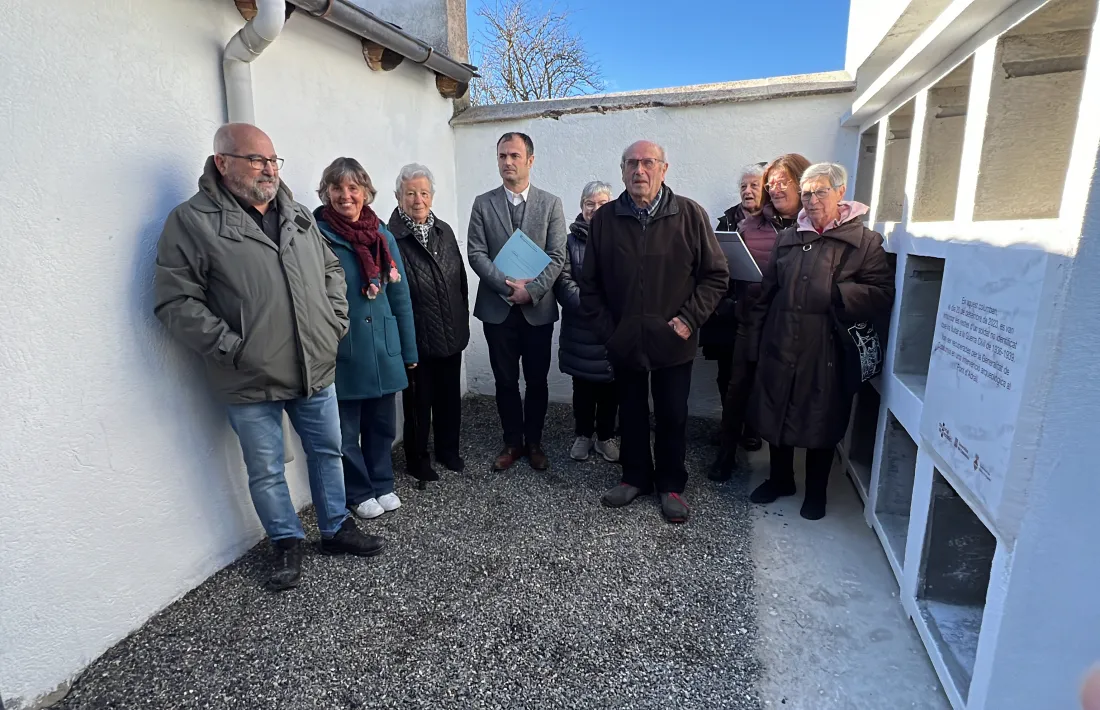 Autoritats i veïns del poble que han participat en l'acte. 