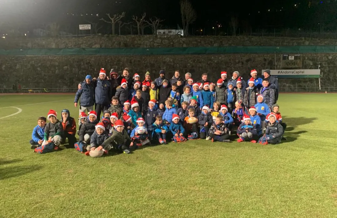 Els nois i nenes de l'Escola de Rugbi de la FAR van rebre uns obsequis.