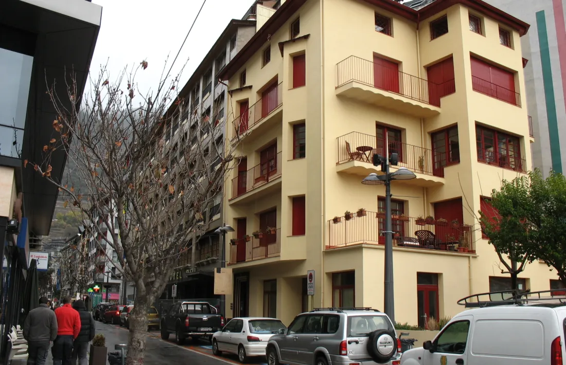 Amat-Piniella va viure al segon pis de la casa Ribas, al número 50 de l’avinguda de Canòlich.