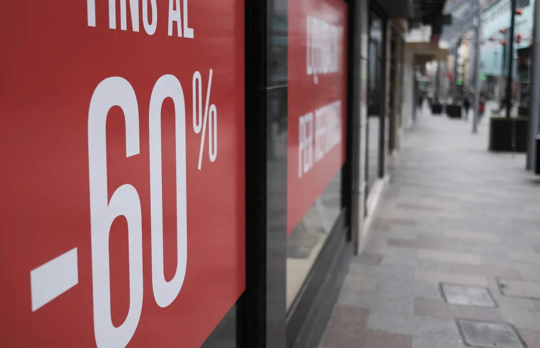 Un cartell d’un establiment amb un descompte.