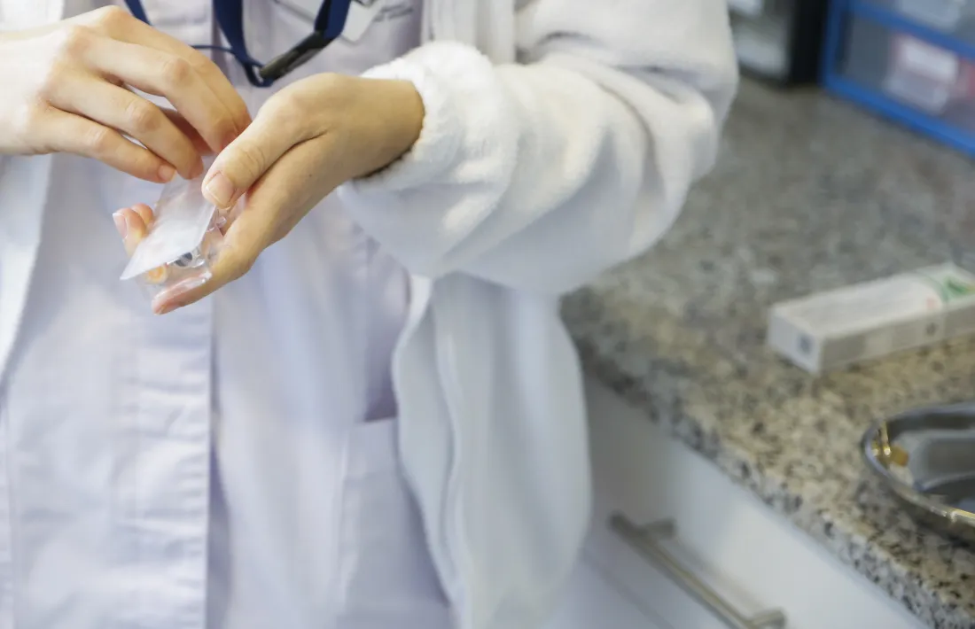 Una professional sanitària preparant una dosi de vacuna.