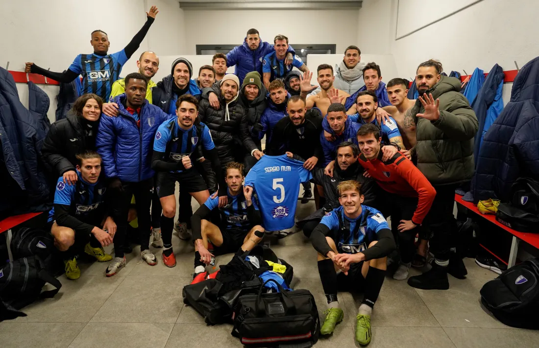 Sergio Moreno, al centre de la imatge, homenatjat pels seus companys de l’Inter.