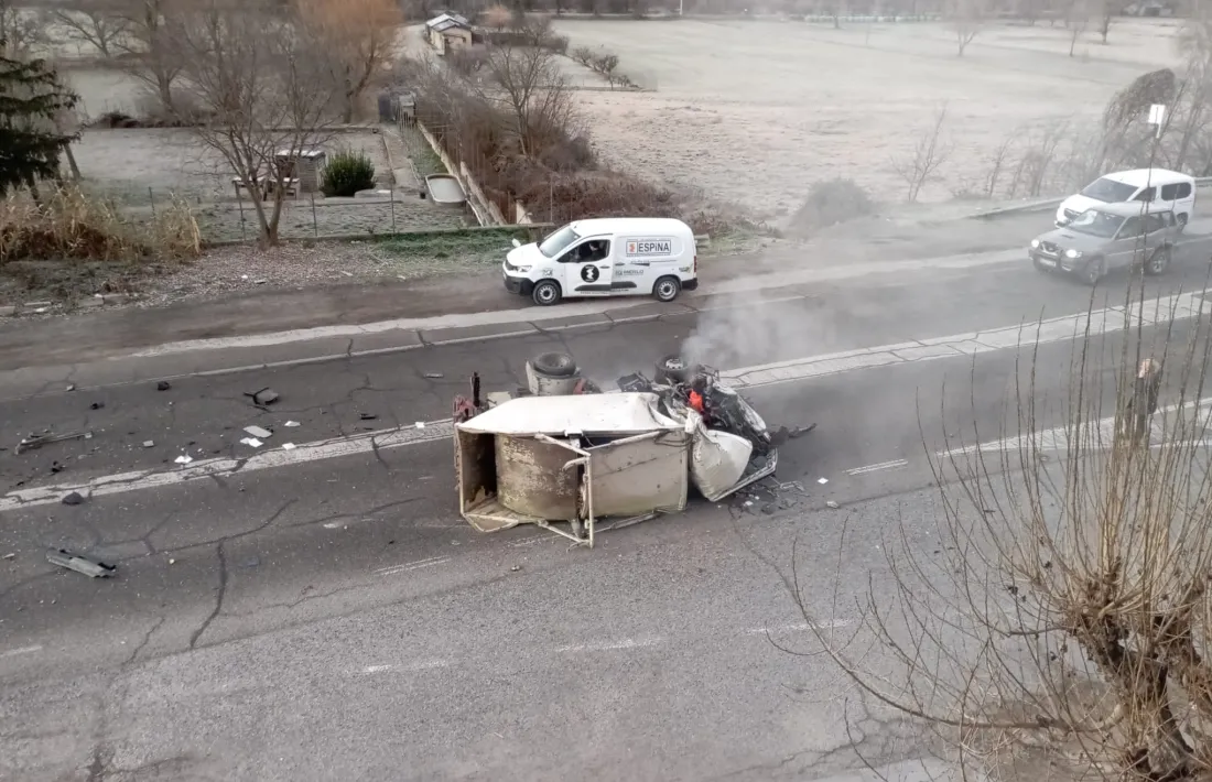 El lloc dels fets, amb un dels vehicles sinistrat.