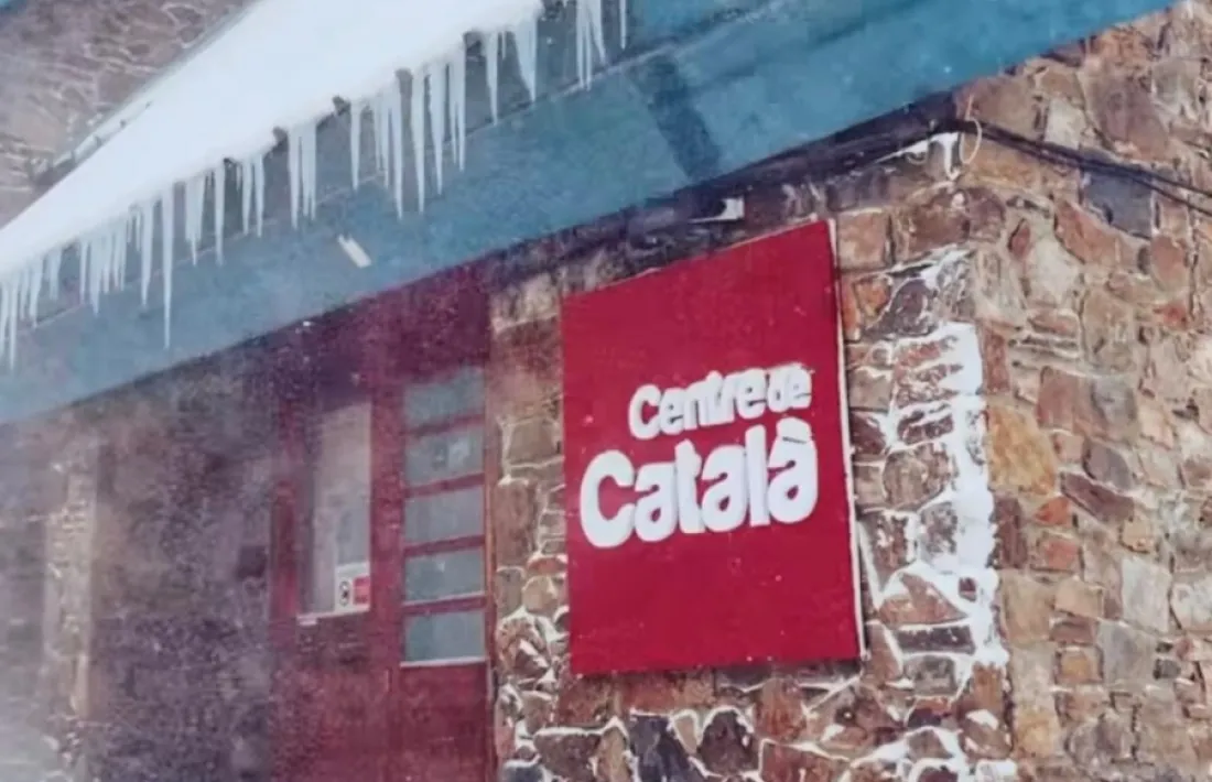 La porta d'un Centre de Català.