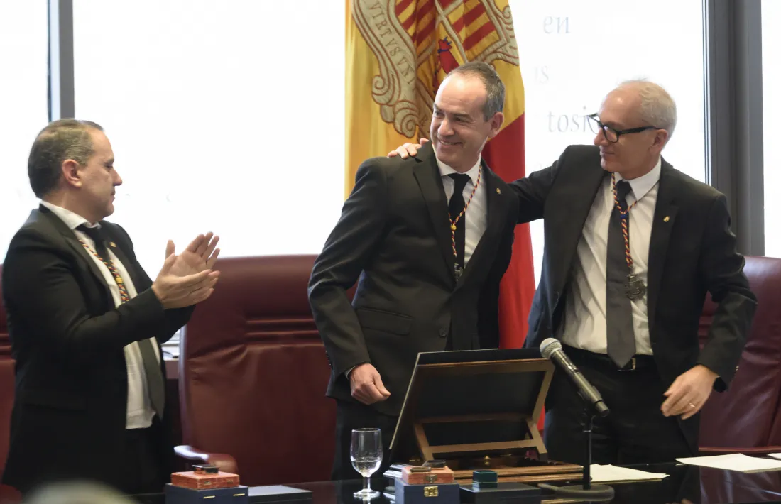 Jordi Alcobé, després de jurar el càrrec, amb Casal i el cònsol sortint. El mandat començarà de manera efectiva l’1 de gener. 
