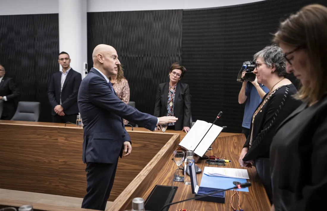 Dolsa promet el càrrec davant de la consellera major sortint, Cèlia Vendrell.