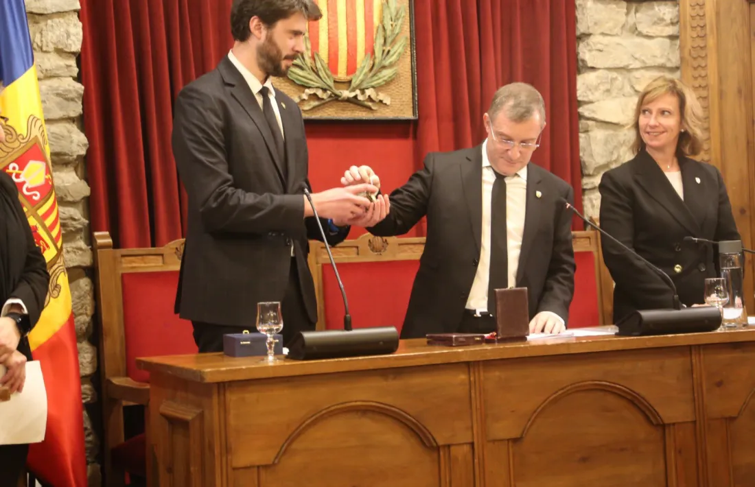 Majoral entrega a Cairat les medalles que distingeixen els cònsols i les claus del Comú.