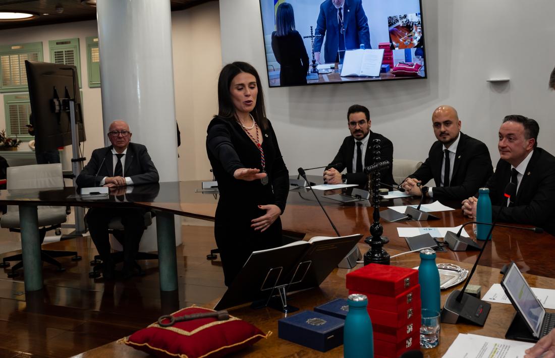 Moment del jurament de la cònsol major d’Encamp, Laura Mas, aquest migdia.