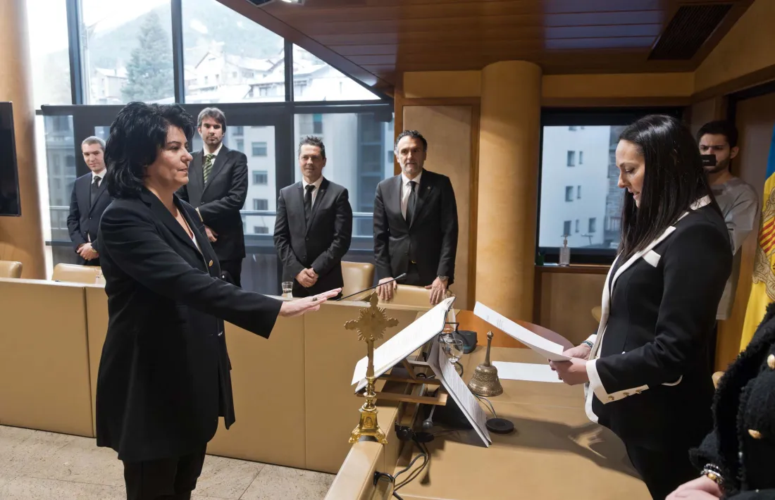 Sansa jurant el càrrec davant Molné.