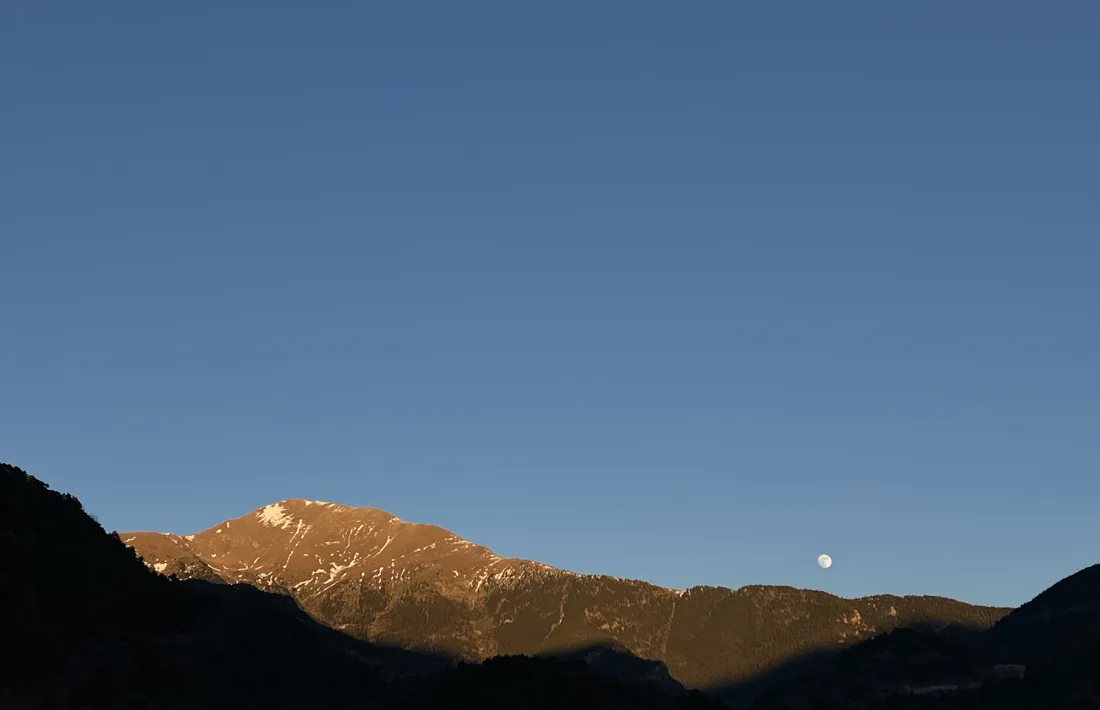 El cim del Casamanya vist des de la Massana, ahir amb l’última llenca de sol i molt poca neu.