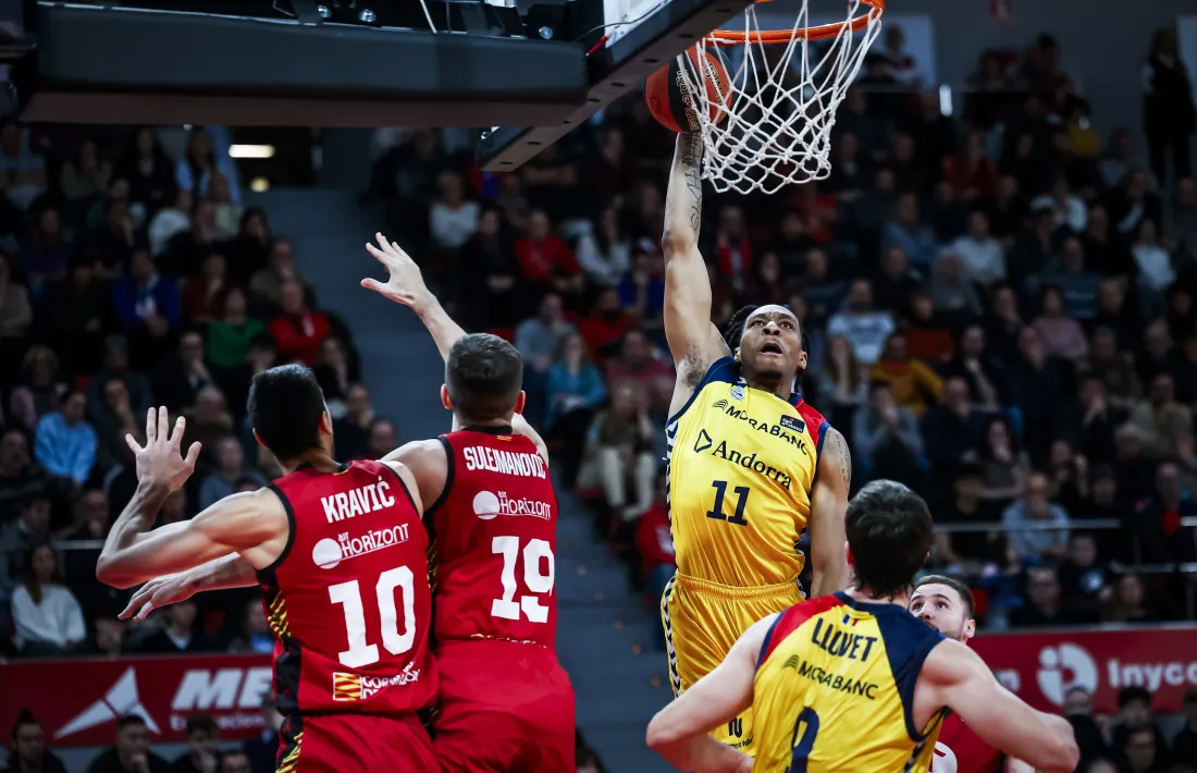 Stan Okoye, que es va enfrontar a un dels seus exequips ACB, es va lesionar en aquesta acció en un dit de la mà.