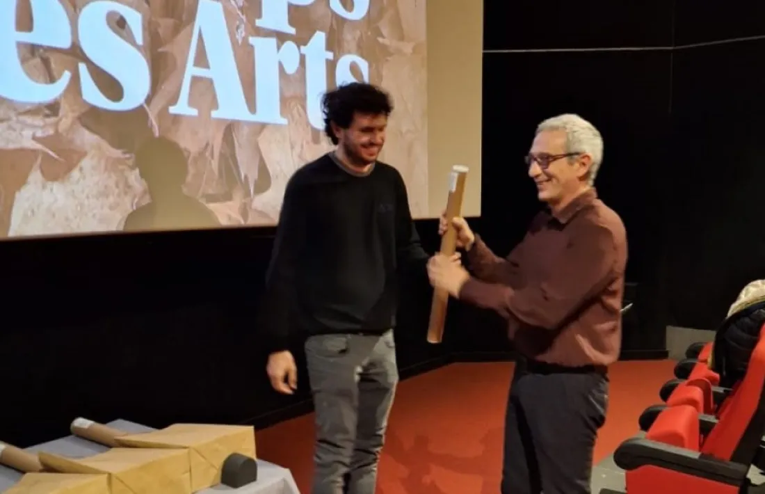 L'actor Ferran Castells recollint el Premi en nom de Cal Pal i Lazzigags Produccions