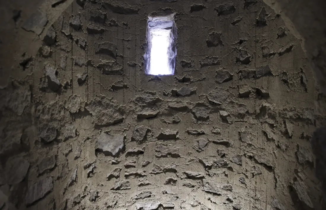 Dilmé assegura que l’encofrat del mur interior del campanar és aliè al romànic pirinenc.