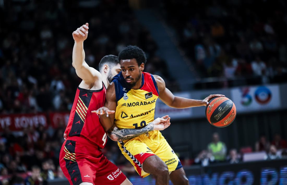 Santi Yusta intenta aturar la progressió de Jerrick Harding en el partit de dijous passat a Saragossa.