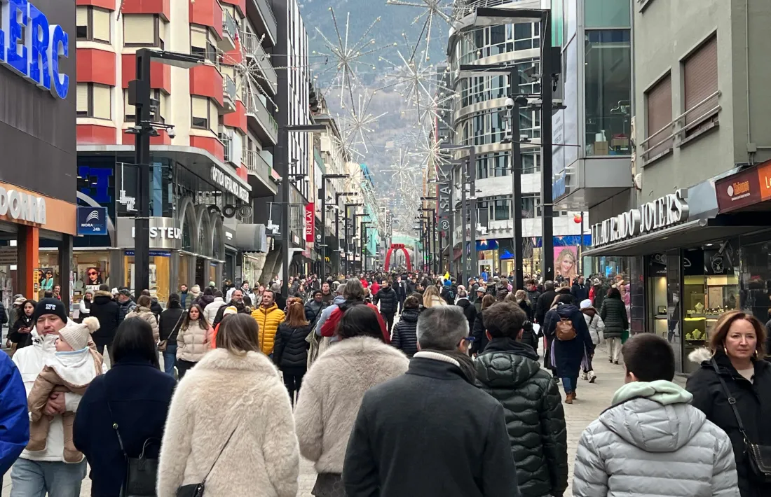 Turistes passejant per l’eix comercial de la vall central.