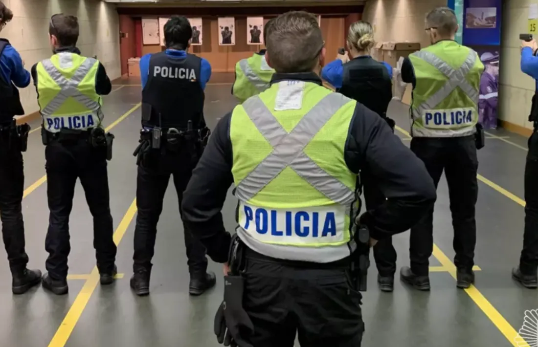 Agents del cos de policia en una formació de tir.