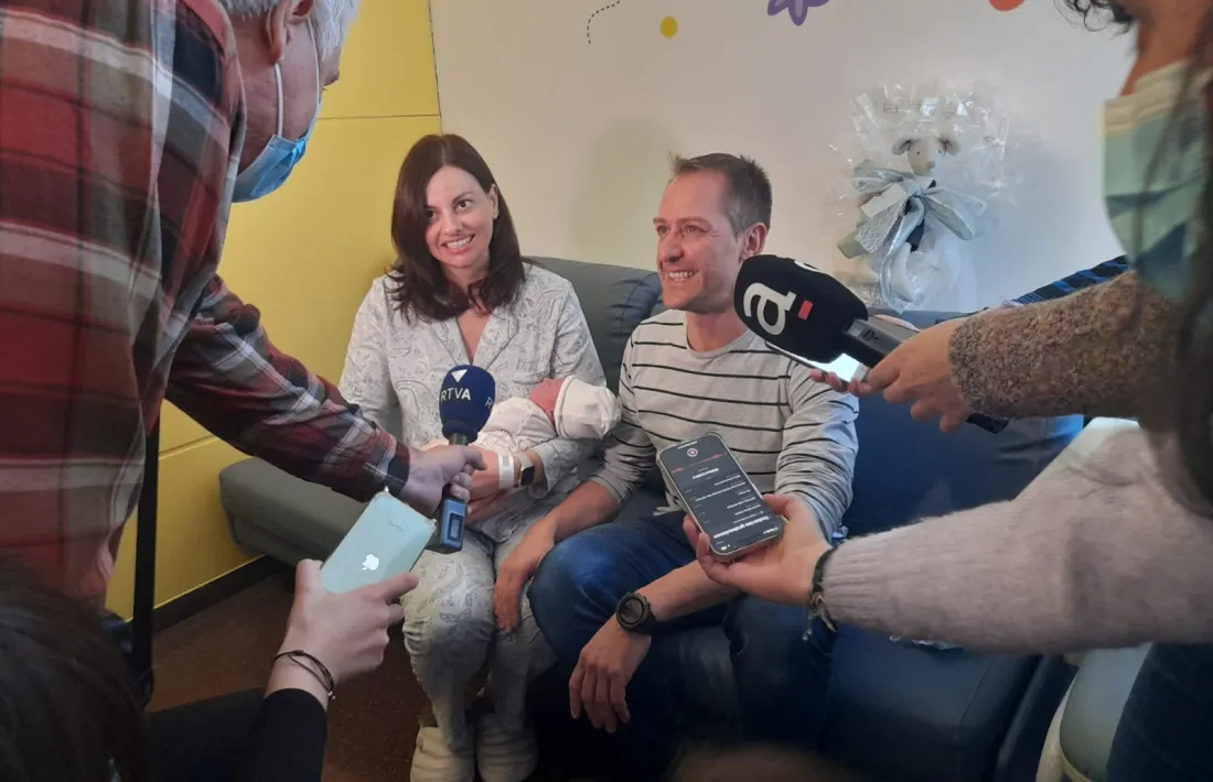 Expectació dels mitjans en les primeres declaracions dels pares de la Jana, aquesta tarda.