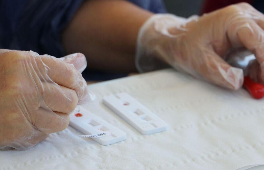 Una persona realitzant uns test d'antígens.