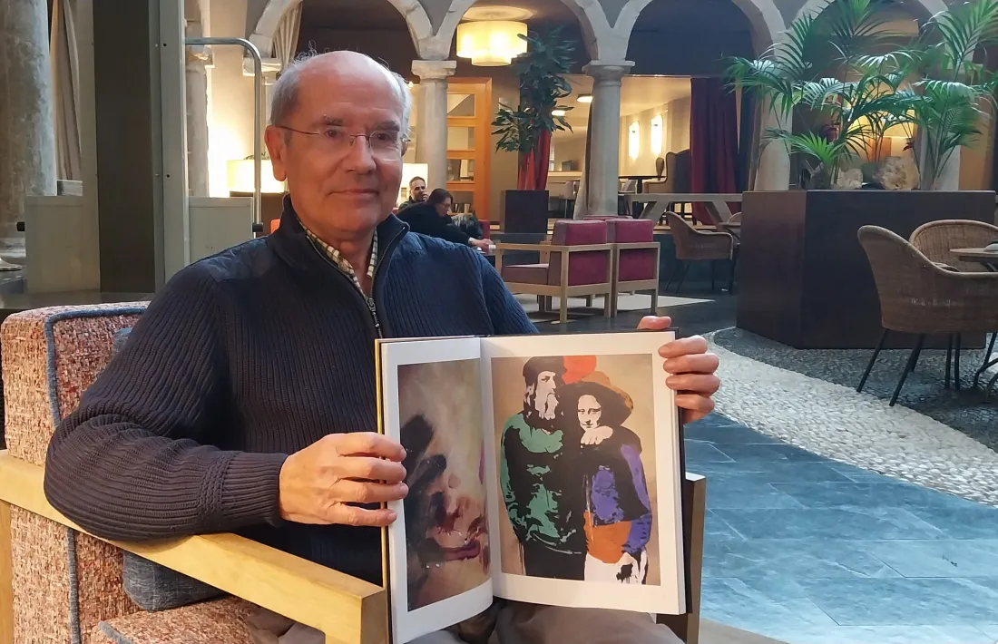 Joan Ganyet molt ben acompanyat, per una informal Gioconda a la qual abraça el seu il·lustre creador. 