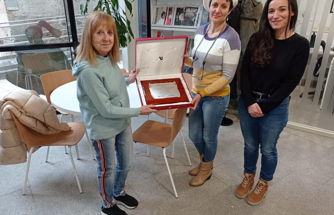 Anna Martí, amb la directora de la biblioteca de Sant Agustí i la regidora Christina Moreno. 