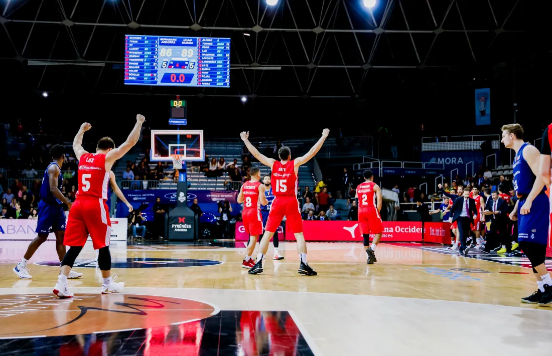 Rafa Luz, amb el número 5 i amb la samarreta de l’UCAM, celebrant l’única victòria d’aquesta nova etapa del Múrcia al Poliesportiu.