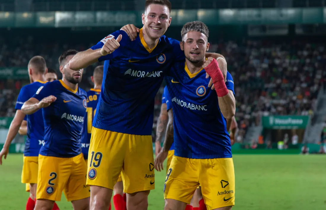 Manu Nieto, al Martínez Valero celebrant un gol de Scheidler.