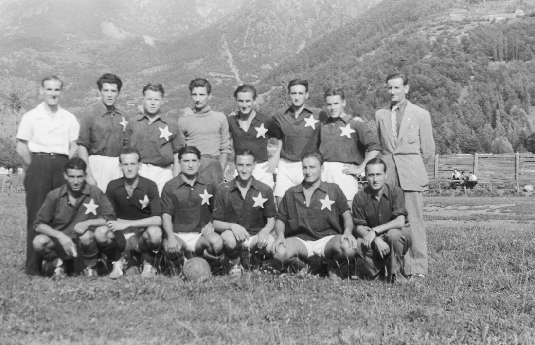 Equip de futbol no identificat al camp de l'FC Andorra, anys 40: atenció a l'estrella de cinc puntes (no de sis) que duen els jugadors de camp, que no el porter.