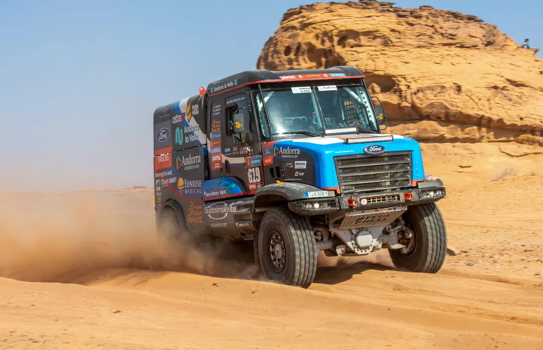 Albert Llovera continua sorprenent al Dakar i ja té el Top-10 de camions a tocar.