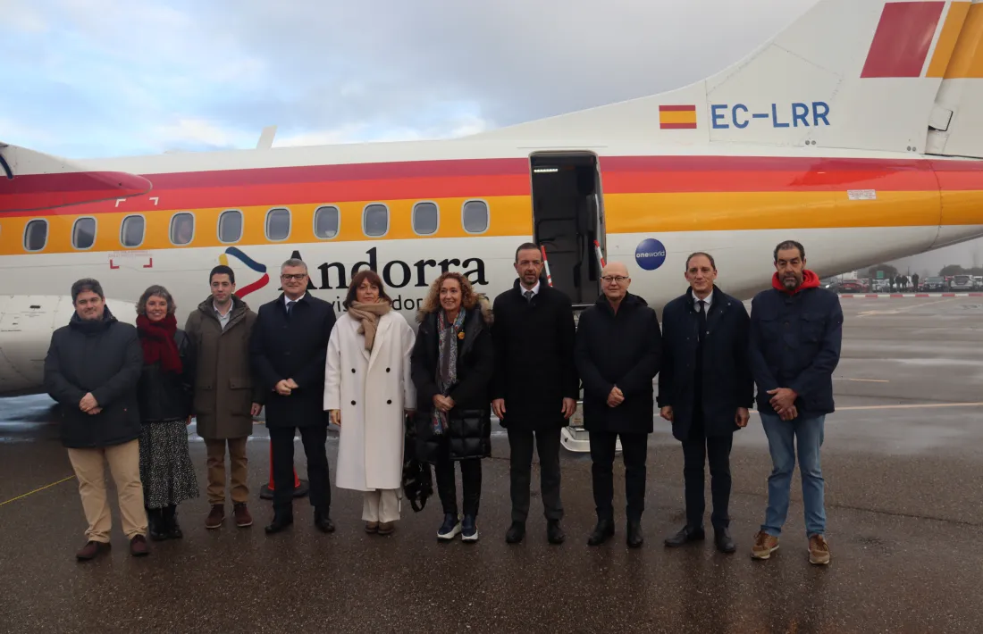 La consellera de Territori, Ester Capella, i el ministre de Turisme, Jordi Torres, van inaugurar el vol entre la Seu i Palma divendres.