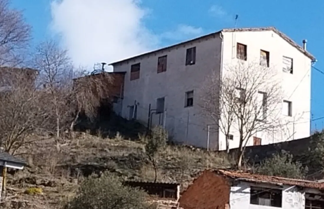 La casa va ser escenari de diverses nits de ‘botellón’, segons els veïns. Porta prop d’una dècada tancada.