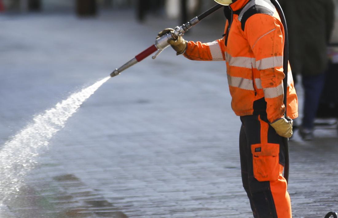 Un operari de la neteja a Andorra la Vella.
