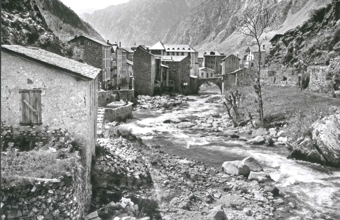 Perspectiva d’Escaldes amb el pont d’Engordany al fons, cap al 1945.