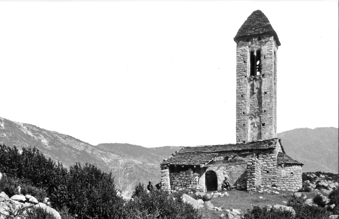 Sant Miquel d’Engolasters, el 1907: atenció al sostre del porxo, a punt de caure.