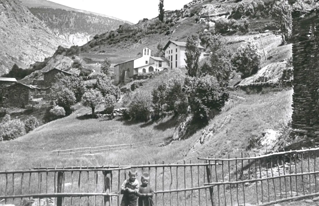 Nens talaiant la pleta a Meritxell, per Carles Fargas (1933).