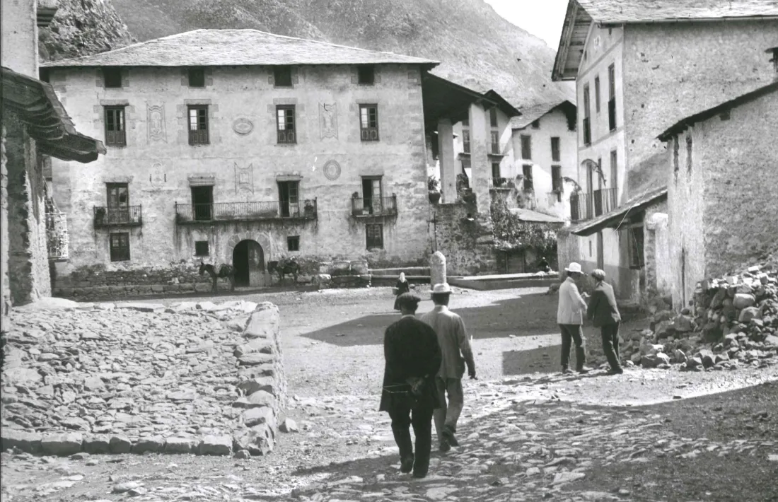La plaça Benlloch encara no es deia així perquè era el 1904: la va fer Cèsar August Torras.