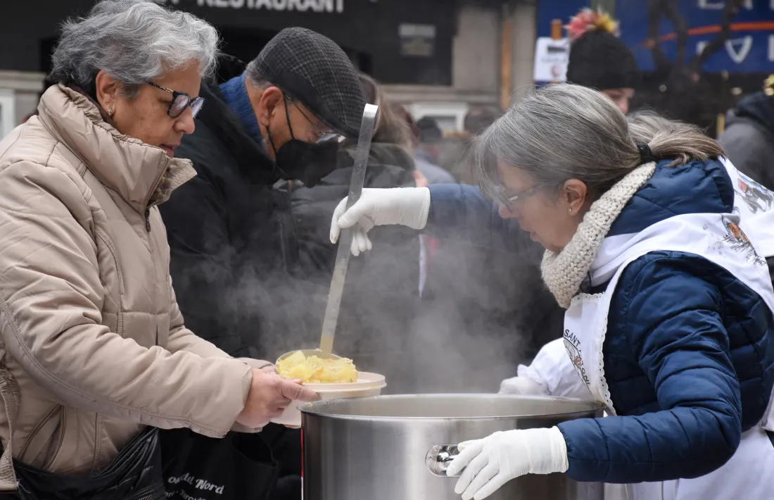Una escudellaire serveix la popular menja de Sant Antoni en la darrera edició de l'escudella.