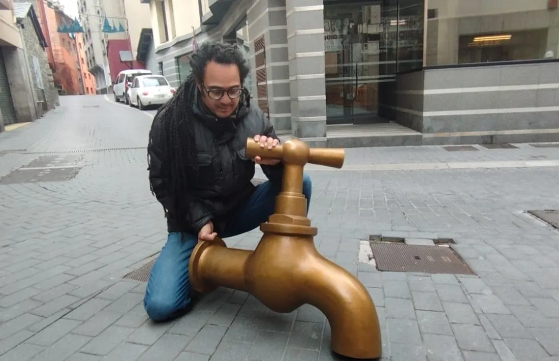 Balmaseda sosté la primera de les 49 aixetes del Projecte Caldes: són de bronze i cadascuna pesa 50 quilos.