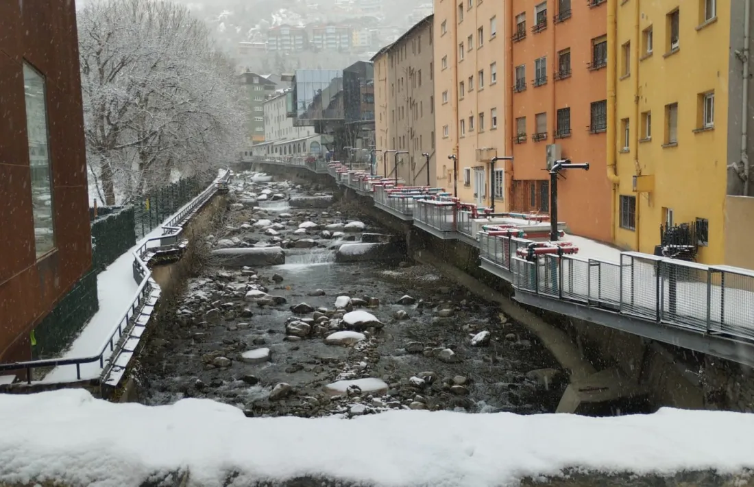 El mur de reixa és la principal diferència entre el projecte inicial i el resultat final.