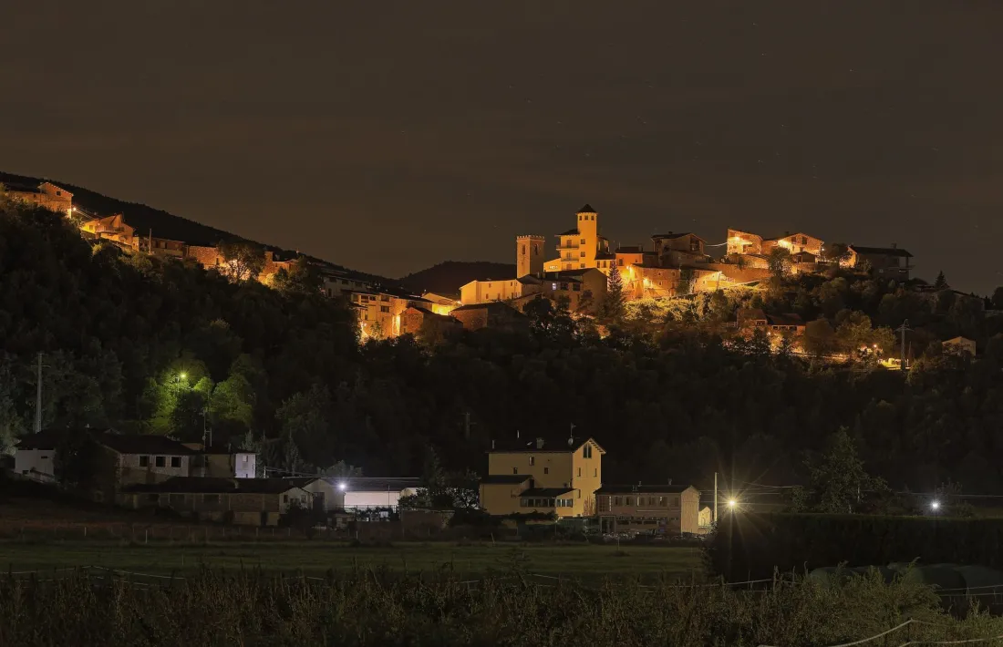 Vista del nucli de Montferrer des de la carretera, després la instal·lació de l’enllumenat. 