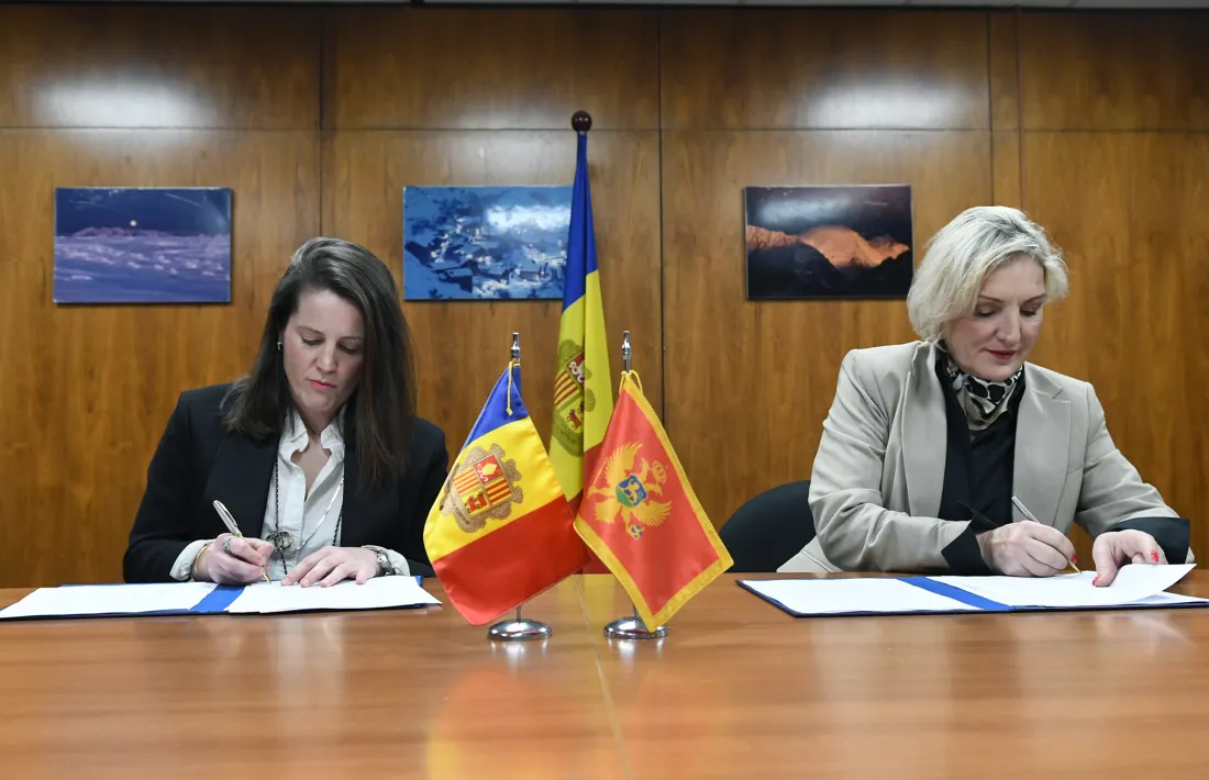 Un moment de la signatura del conveni, avui.